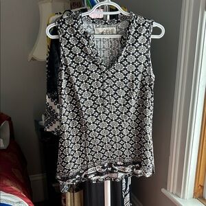 Aventura Black and White Patterned Blouse